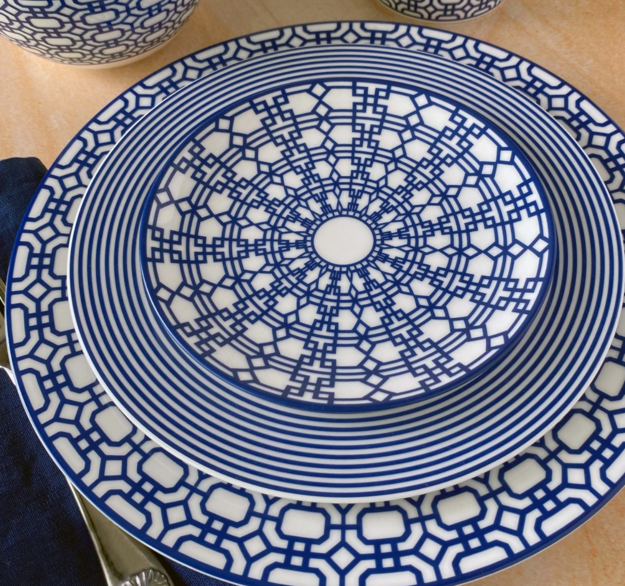 Blue Hampton Garden Dinner Plate – Classic Rimmed Design